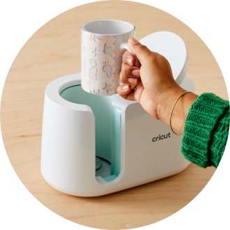 Tasse, die in die Cricut Mug Press eingesetzt wird