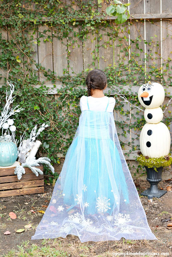 Make this pretty snowflake cape