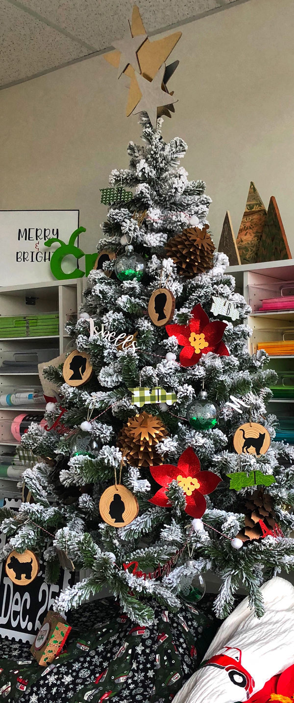 8 Weeks to DIY Holiday Décor: Week 3 – A Custom Holiday Tree 8 Weeks to DIY Holiday Décor: Week 3 – A Custom Holiday Tree